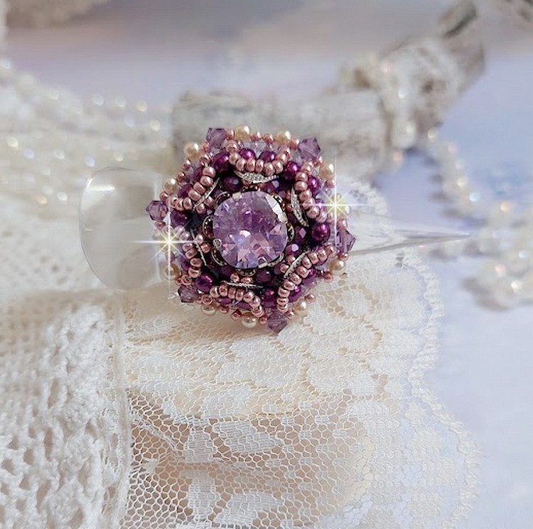 Anello cinese con pietra viola, ricamato con cristalli Swarovski e perle di semi