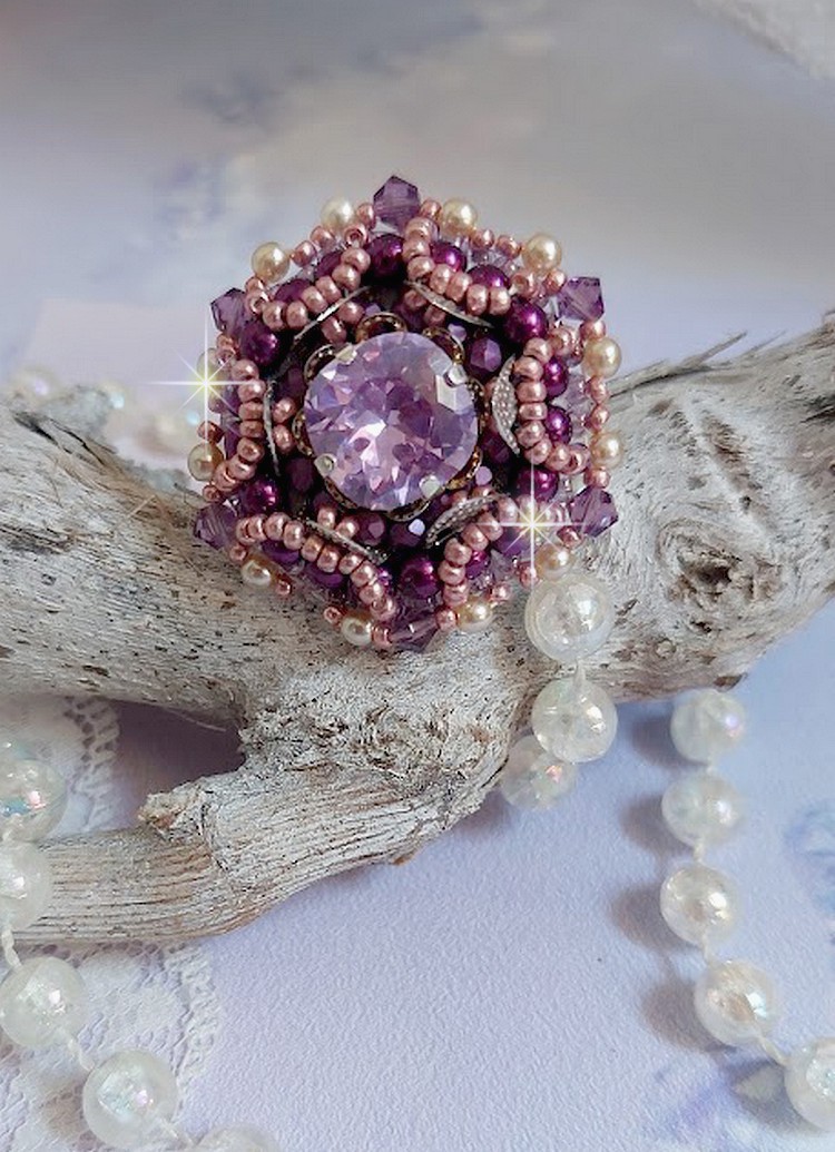 Anello cinese con pietra viola, ricamato con cristalli Swarovski e perle di semi