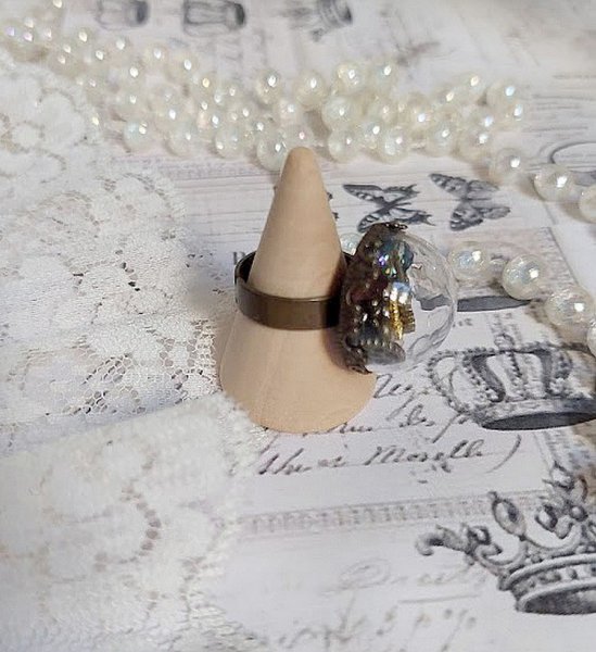 Bague Clochy mont&eacute;e avec breloques m&eacute;tal, cabochons Cristal Swarovski et perles r&eacute;sine