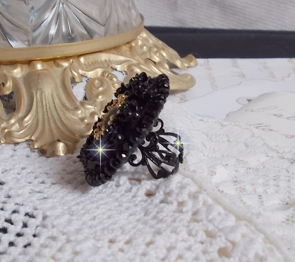 Anello Cleopatra ricamato con onice nera, rose di resina nera e perle di semi