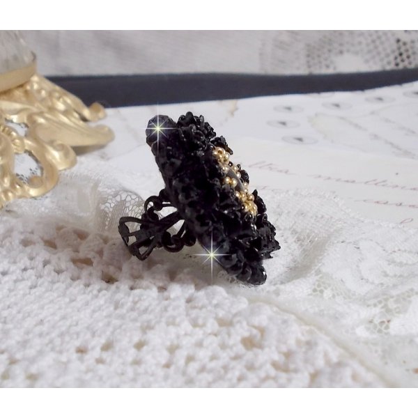 Anello Cleopatra ricamato con onice nera, rose di resina nera e perle di semi