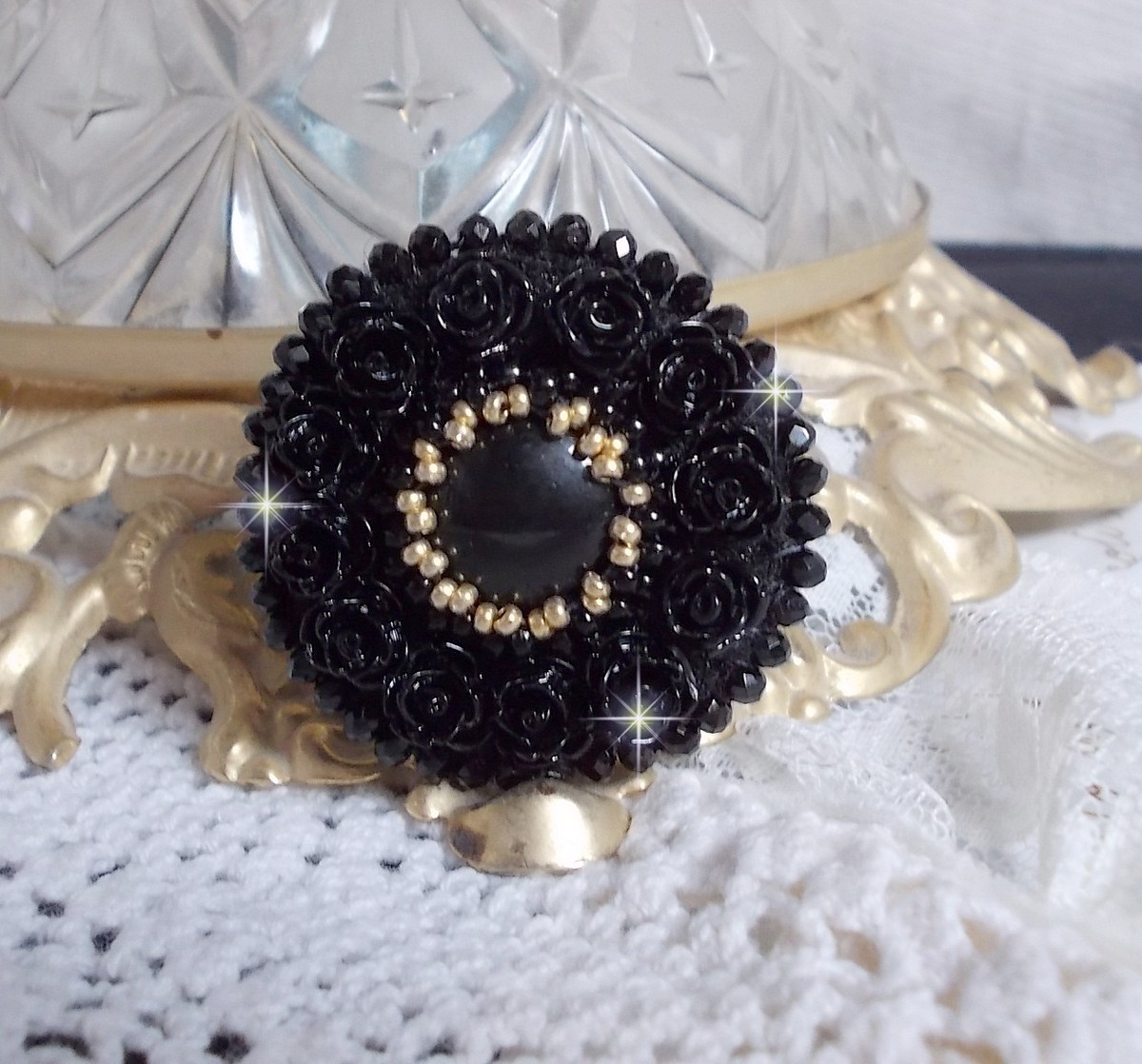 Anello Cleopatra ricamato con onice nera, rose di resina nera e perle di semi