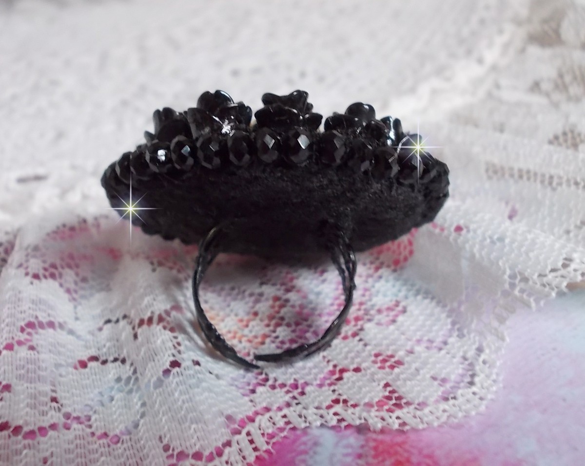 Anello Cleopatra ricamato con onice nera, rose di resina nera e perle di semi