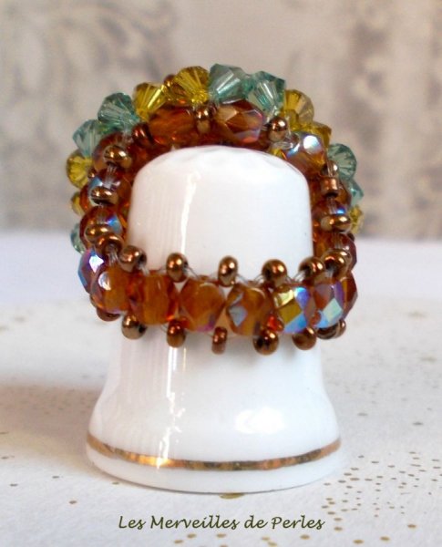 Bague Boutons nacr&eacute;es avec des facettes, des perles nacr&eacute;es et des toupies en cristal de Swarovski