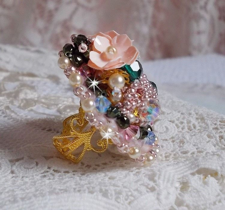 Anello bohémien ricamato con cristalli Swarovski, sfaccettature e perline Miyuki