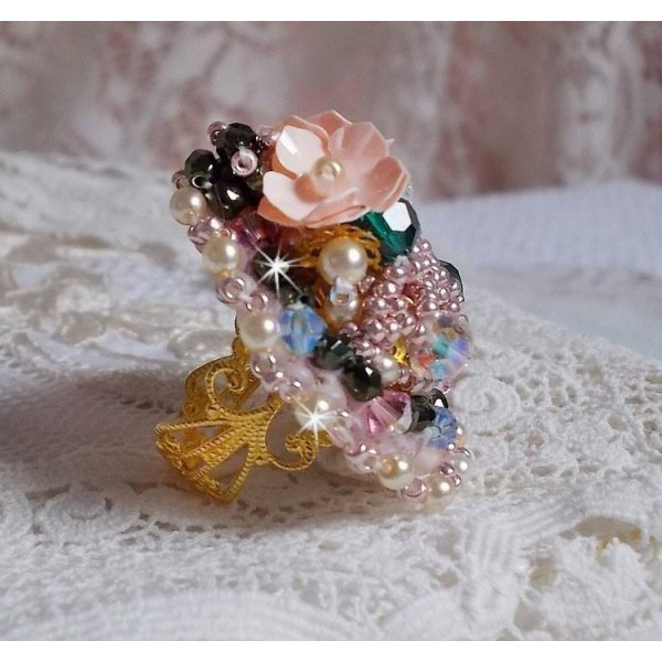 Anello bohémien ricamato con cristalli Swarovski, sfaccettature e perline Miyuki