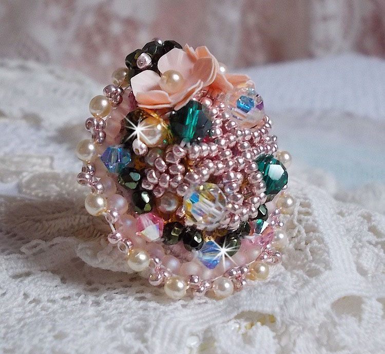 Anello bohémien ricamato con cristalli Swarovski, sfaccettature e perline Miyuki