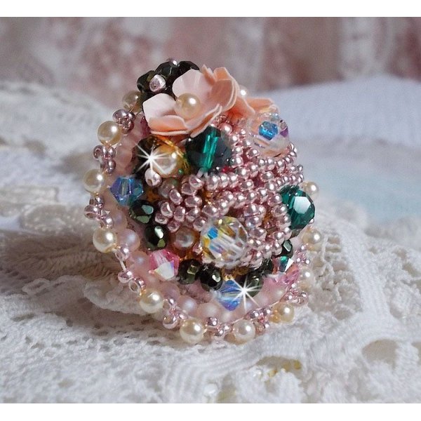 Anello bohémien ricamato con cristalli Swarovski, sfaccettature e perline Miyuki