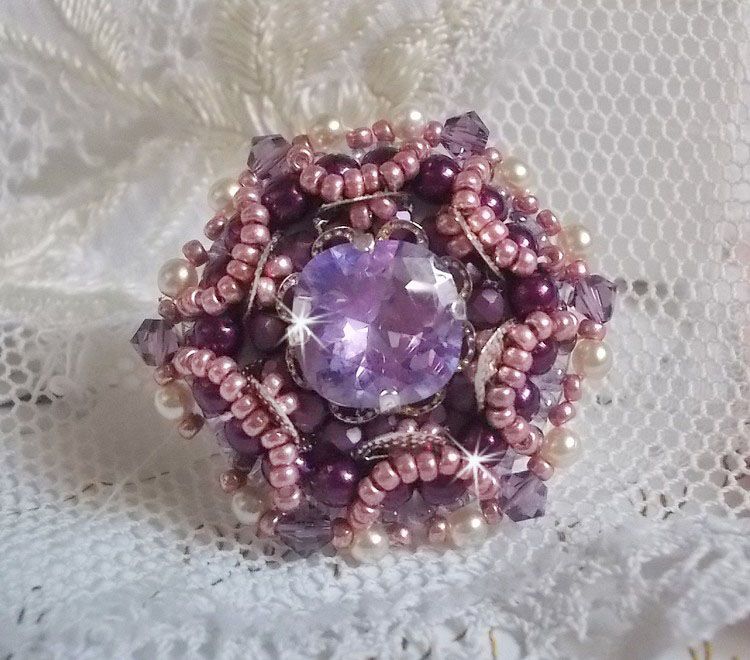Anello cinese con pietra viola, ricamato con cristalli Swarovski e perle di semi