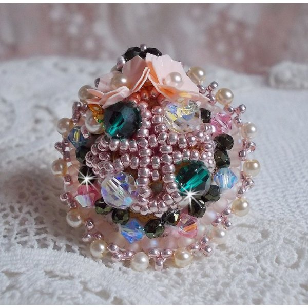 Anello bohémien ricamato con cristalli Swarovski, sfaccettature e perline Miyuki
