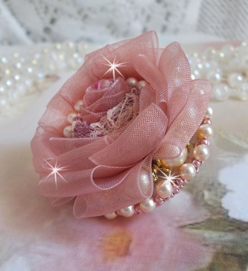 Anello Douceur Poudrée Haute-Couture creato con pizzo finissimo, nastro di Organza Antica Rosa, cristalli Swarovski e perline Miyuki.