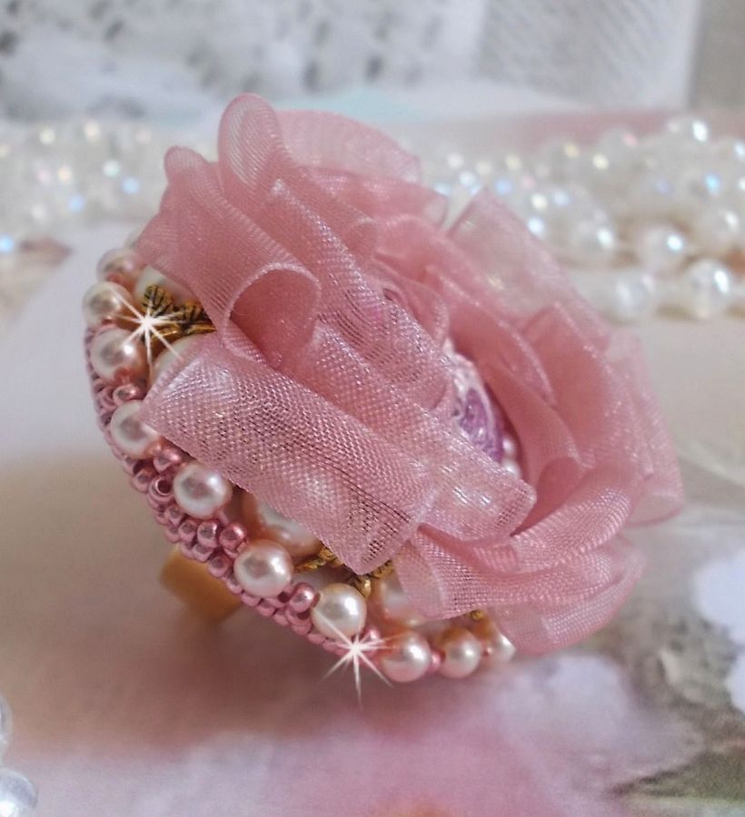 Anello Douceur Poudrée Haute-Couture creato con pizzo finissimo, nastro di Organza Antica Rosa, cristalli Swarovski e perline Miyuki.