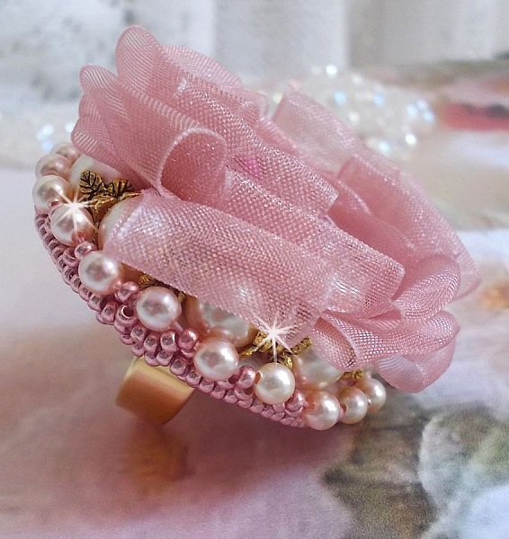 Anello Douceur Poudr&eacute;e Haute-Couture creato con pizzo finissimo, nastro di Organza Antica Rosa, cristalli Swarovski e perline Miyuki.