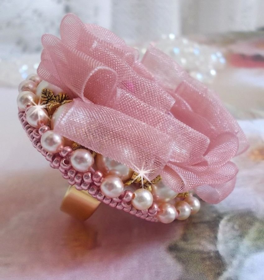 Anello Douceur Poudrée Haute-Couture creato con pizzo finissimo, nastro di Organza Antica Rosa, cristalli Swarovski e perline Miyuki.