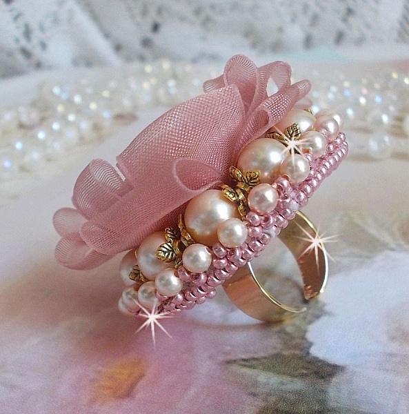Anello Douceur Poudr&eacute;e Haute-Couture creato con pizzo finissimo, nastro di Organza Antica Rosa, cristalli Swarovski e perline Miyuki.