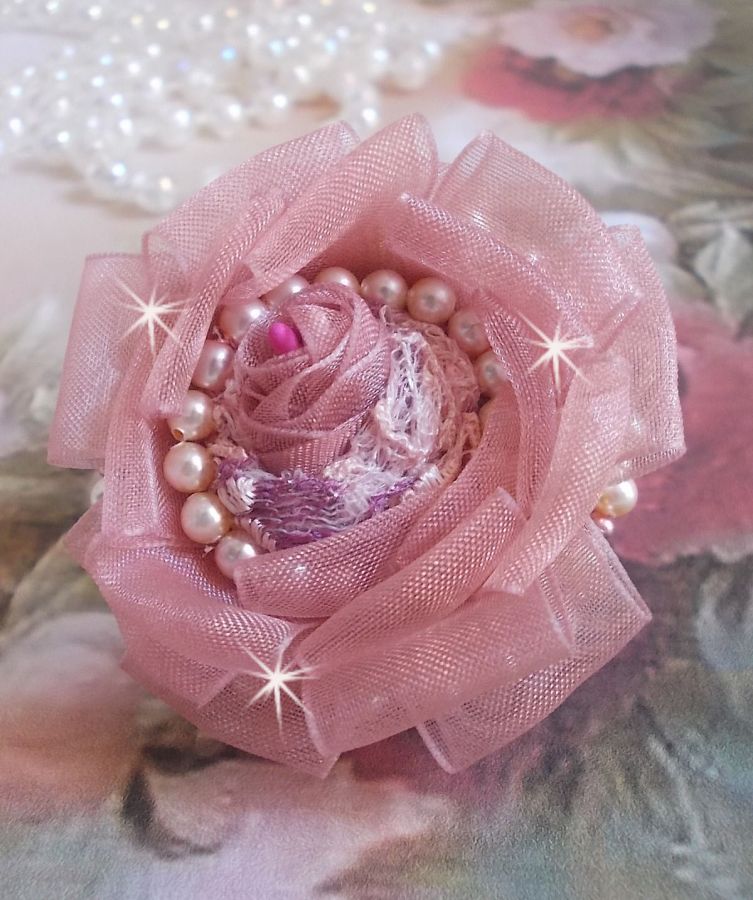 Anello Douceur Poudrée Haute-Couture creato con pizzo finissimo, nastro di Organza Antica Rosa, cristalli Swarovski e perline Miyuki.