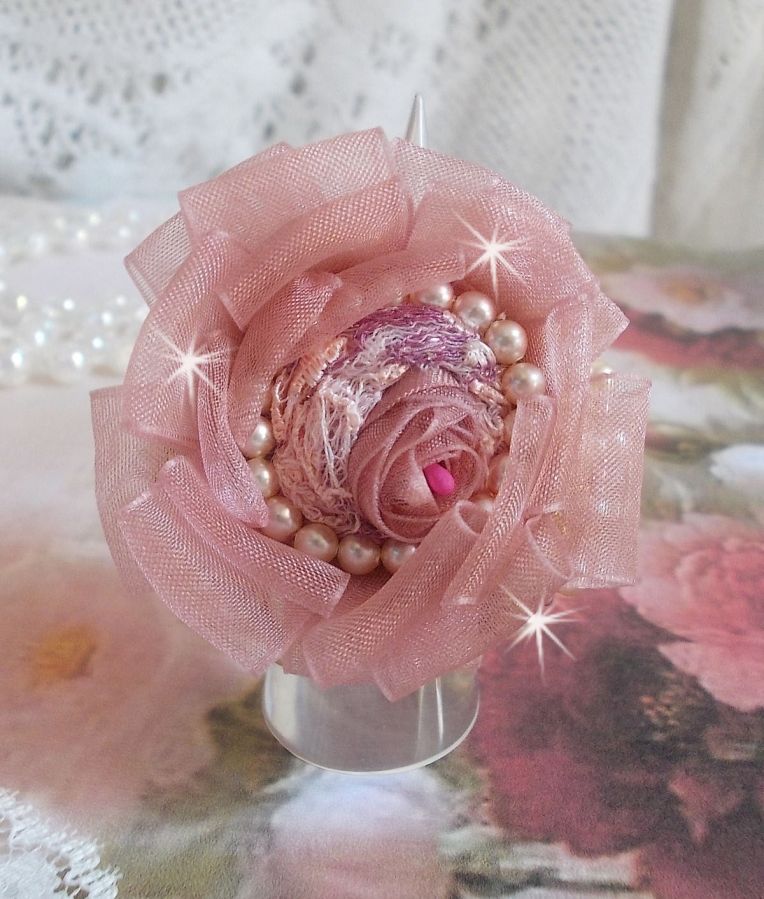 Anello Douceur Poudrée Haute-Couture creato con pizzo finissimo, nastro di Organza Antica Rosa, cristalli Swarovski e perline Miyuki.