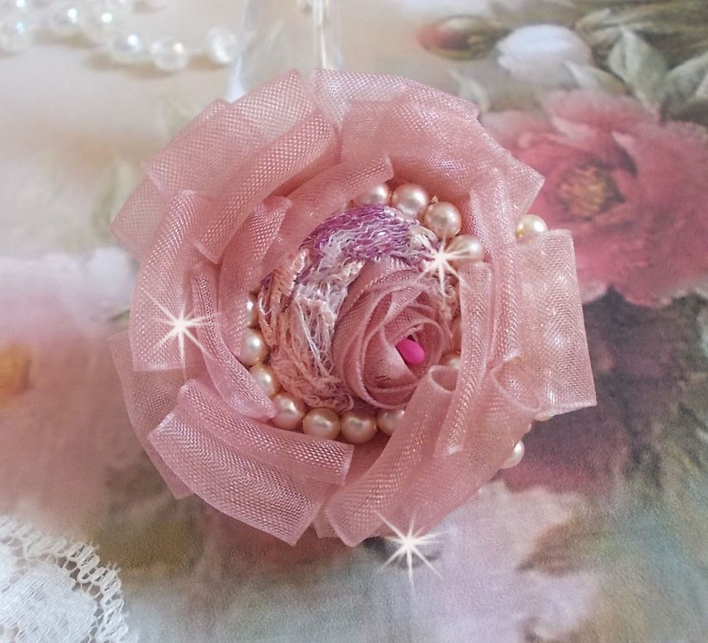 Anello Douceur Poudrée Haute-Couture creato con pizzo finissimo, nastro di Organza Antica Rosa, cristalli Swarovski e perline Miyuki.