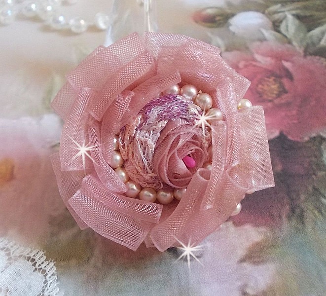 Anello Douceur Poudr&eacute;e Haute-Couture creato con pizzo finissimo, nastro di Organza Antica Rosa, cristalli Swarovski e perline Miyuki.