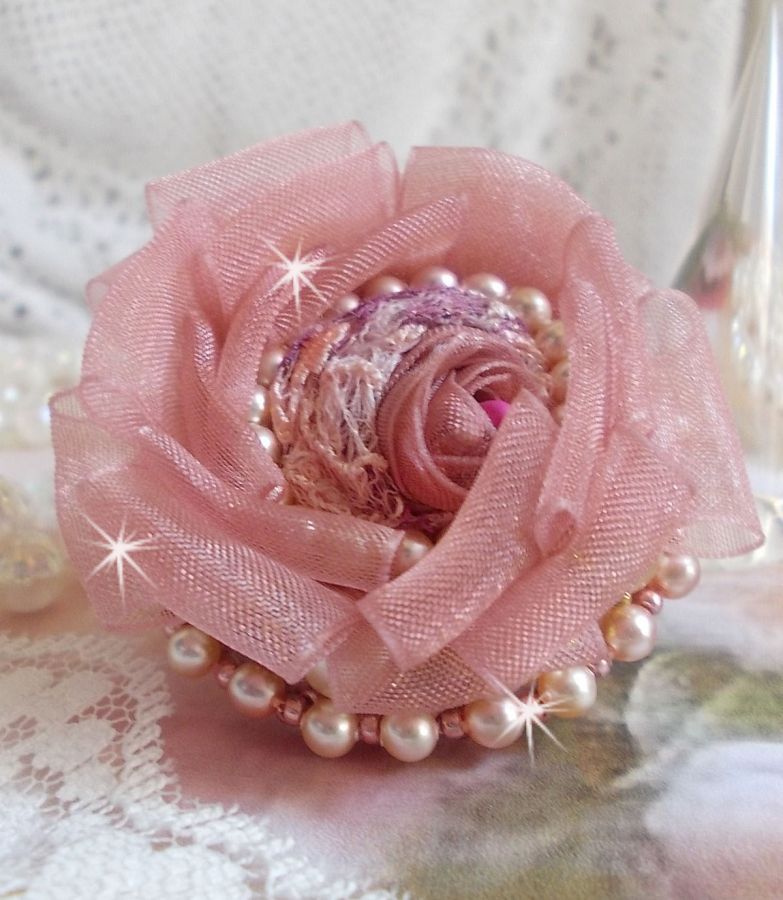 Anello Douceur Poudrée Haute-Couture creato con pizzo finissimo, nastro di Organza Antica Rosa, cristalli Swarovski e perline Miyuki.