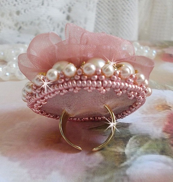 Anello Douceur Poudr&eacute;e Haute-Couture creato con pizzo finissimo, nastro di Organza Antica Rosa, cristalli Swarovski e perline Miyuki.