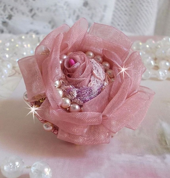 Anello Douceur Poudr&eacute;e Haute-Couture creato con pizzo finissimo, nastro di Organza Antica Rosa, cristalli Swarovski e perline Miyuki.