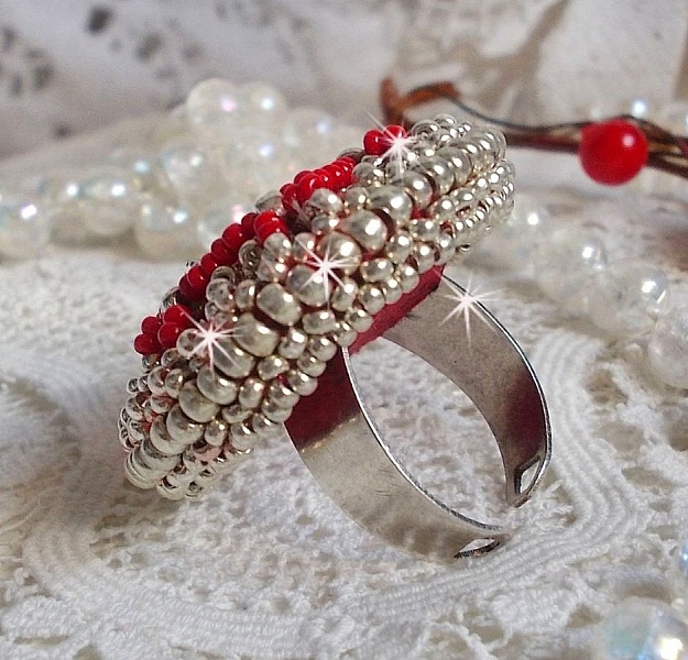 Anello Drigon Red ricamato con un cabochon di cristallo Swarovski rosso, castoni d'argento e perle di semi