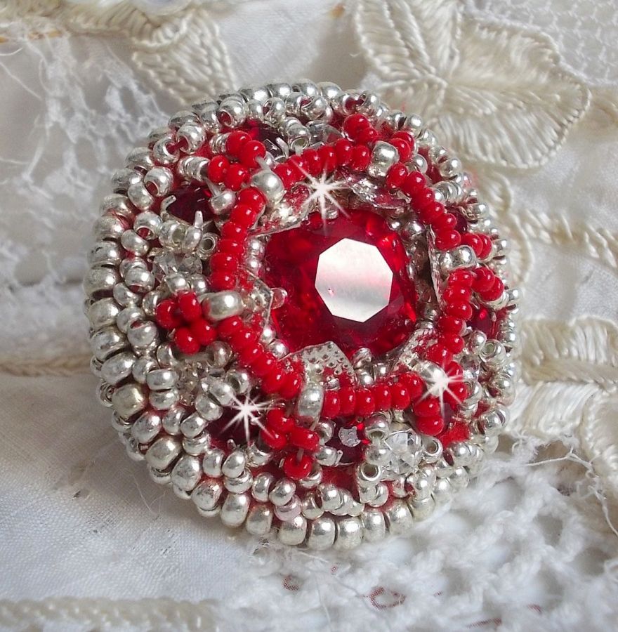 Anello Drigon Red ricamato con un cabochon di cristallo Swarovski rosso, castoni d'argento e perle di semi