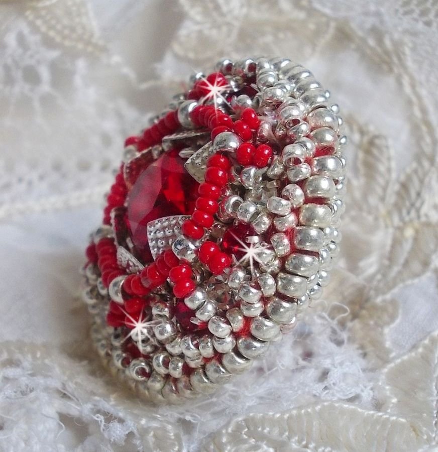 Anello Drigon Red ricamato con un cabochon di cristallo Swarovski rosso, castoni d'argento e perle di semi