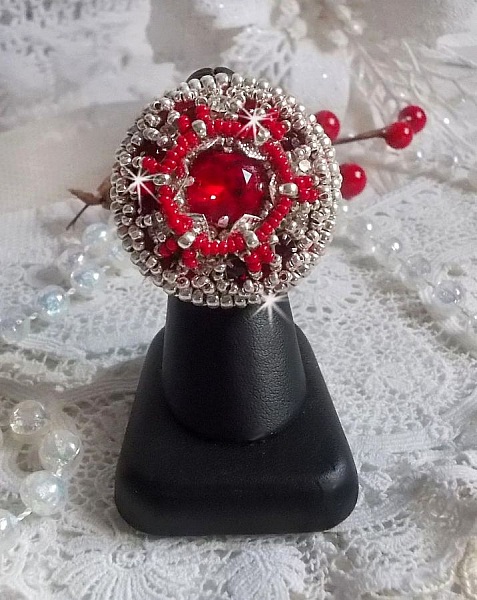 Anello Drigon Red ricamato con un cabochon di cristallo Swarovski rosso, castoni d'argento e perle di semi