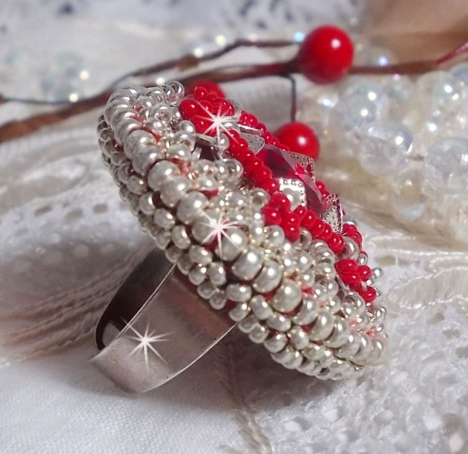 Anello Drigon Red ricamato con un cabochon di cristallo Swarovski rosso, castoni d'argento e perle di semi