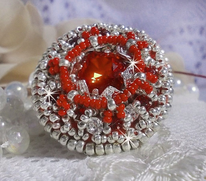 Anello Drigon Red ricamato con un cabochon di cristallo Swarovski rosso, castoni d'argento e perle di semi