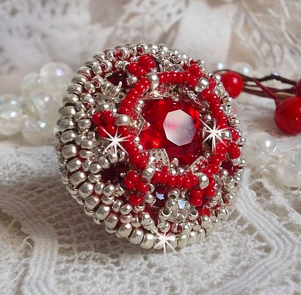 Anello Drigon Red ricamato con un cabochon di cristallo Swarovski rosso, castoni d'argento e perle di semi