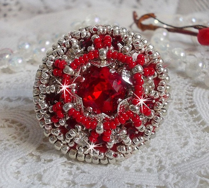 Anello Drigon Red ricamato con un cabochon di cristallo Swarovski rosso, castoni d'argento e perle di semi