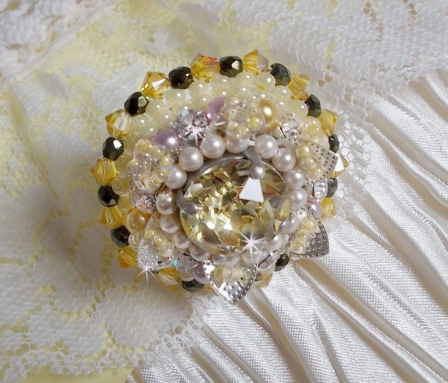 Anello a fiore ricamato con cristalli Swarovski, perle rotonde, perline e supporto in argento 925/1000.