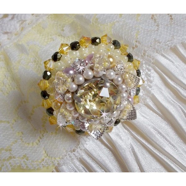 Anello a fiore ricamato con cristalli Swarovski, perle rotonde, perline e supporto in argento 925/1000.