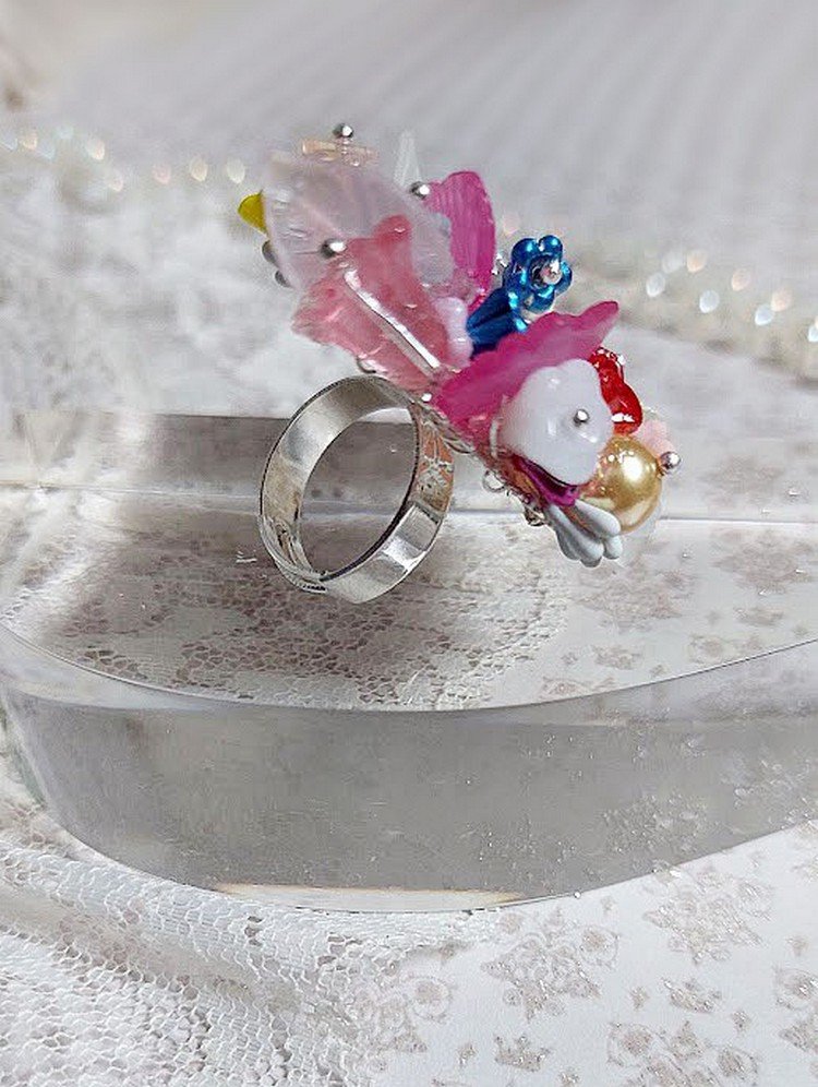 Bague Emeline montée avec fleurs en verre, fleurs et feuilles résine, perles cristal Swarovski et bague filigranée