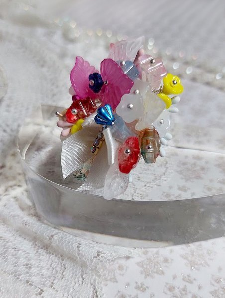 Bague Emeline mont&eacute;e avec fleurs en verre, fleurs et feuilles r&eacute;sine, perles cristal Swarovski et bague filigran&eacute;e