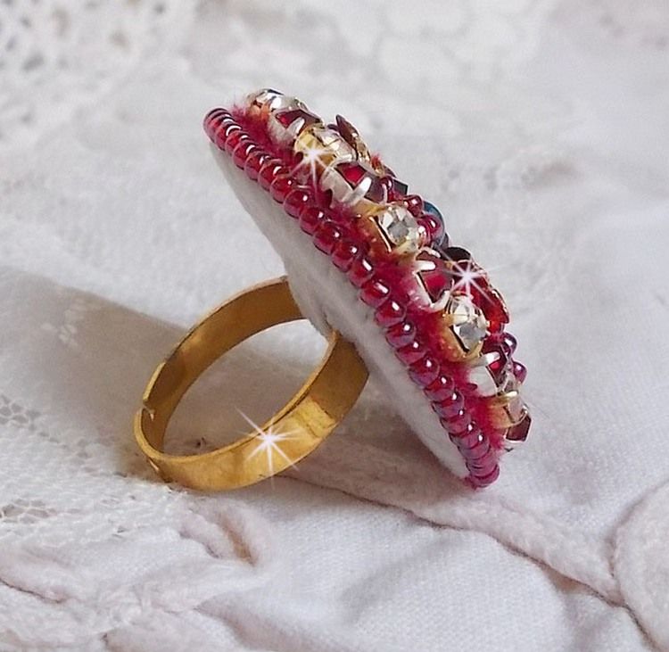 Bague Enchantement d'Automne avec des perles nacrées rouges et des cristaux