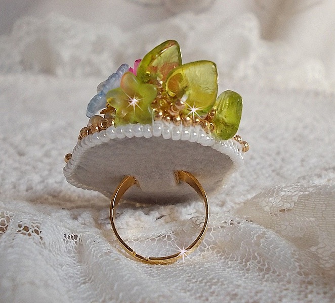 Anello Envol&eacute;e Fleurie ricamato con un cabochon di fiori in lucite, perle e perline in resina