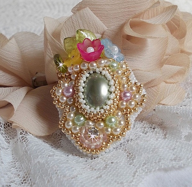 Anello Envol&eacute;e Fleurie ricamato con un cabochon di fiori in lucite, perle e perline in resina