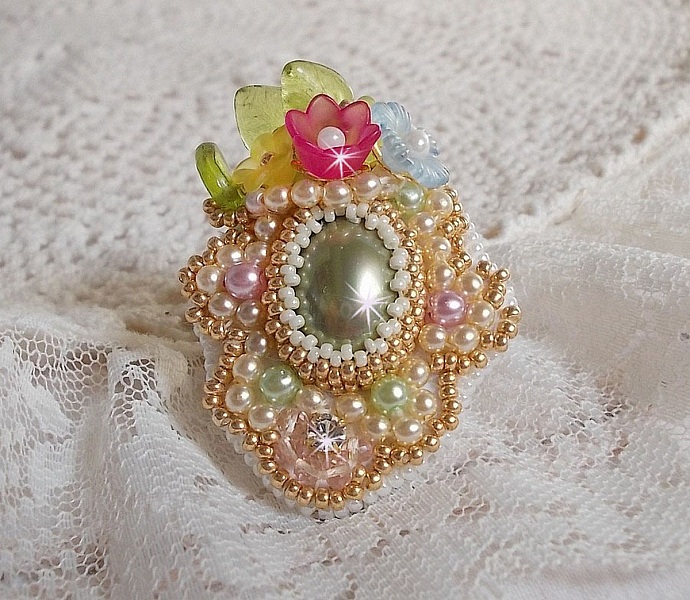 Anello Envol&eacute;e Fleurie ricamato con un cabochon di fiori in lucite, perle e perline in resina