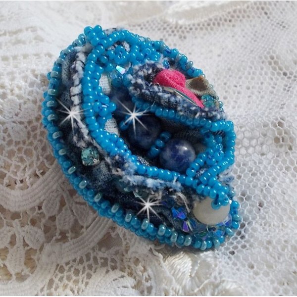 Anello Far West in denim ricamato con perle semi-preziose La Sodalite, Giada e altre perle