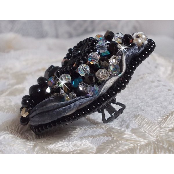 Bague F&eacute;erie Black, une tr&egrave;s grande bague avec des Cristaux et une tr&egrave;s belle soie.