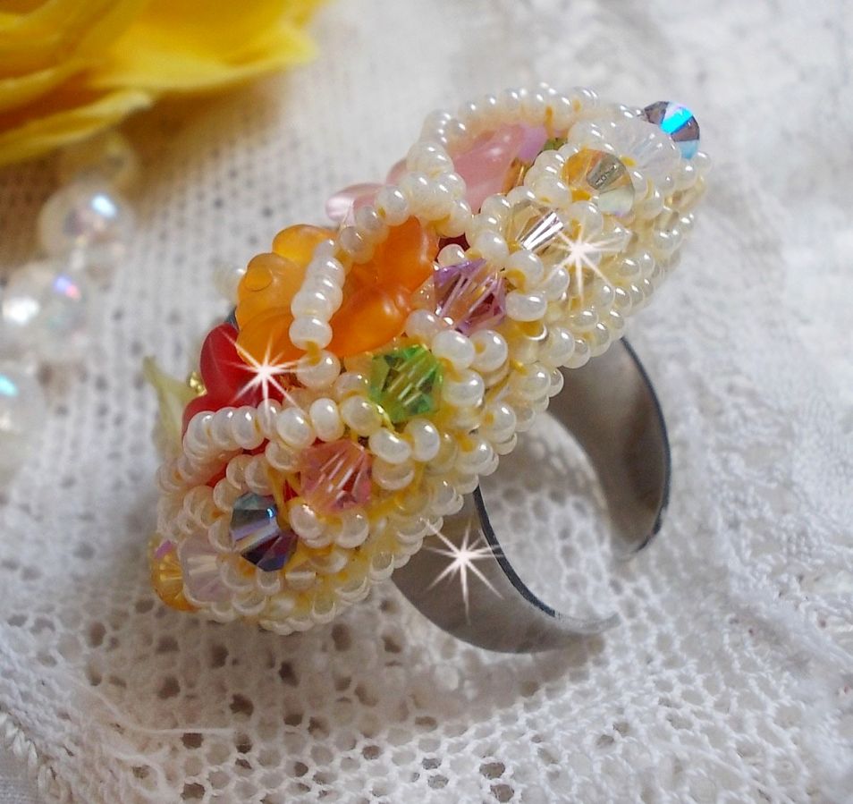 Bague Garden Flowers brodée avec des cristaux de Swarovski, des fleurs Lucite et des rocailles