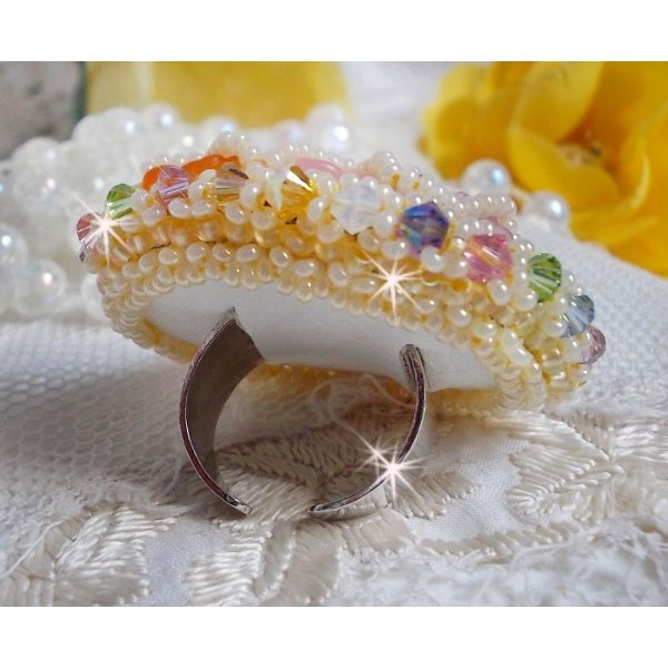 Bague Garden Flowers brod&eacute;e avec des cristaux de Swarovski, des fleurs Lucite et des rocailles