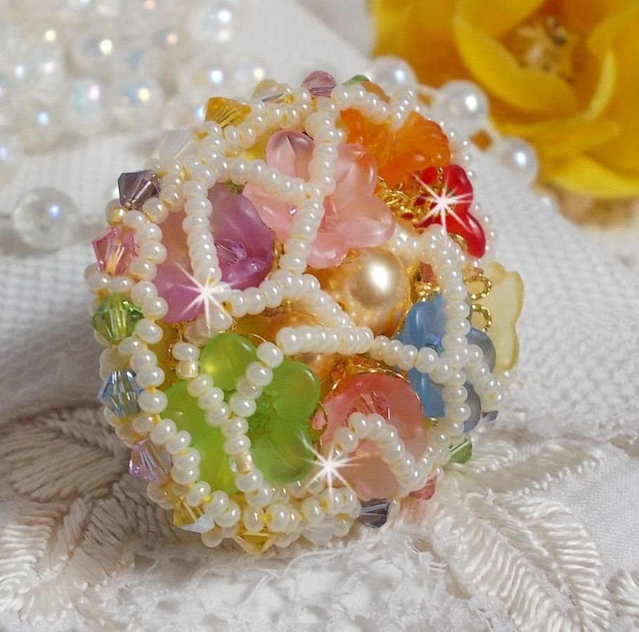 Bague Garden Flowers brodée avec des cristaux de Swarovski, des fleurs Lucite et des rocailles