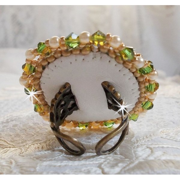 Anello Garden Party ricamato con un cristallo cabochon boh&eacute;mien degli anni '60, cristalli Swarovski, perle e perline. 