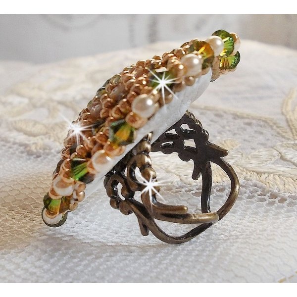 Anello Garden Party ricamato con un cristallo cabochon boh&eacute;mien degli anni '60, cristalli Swarovski, perle e perline. 