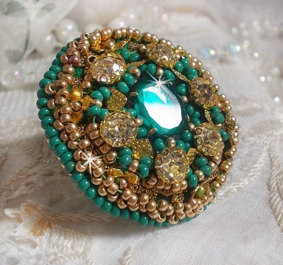 Anello Iris verde ricamato con un cabochon di specchio con chaton di cristallo Swarovski